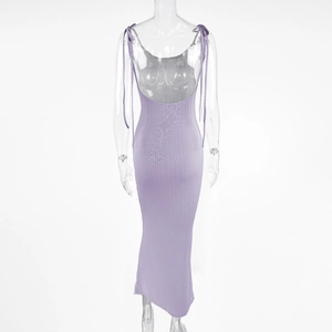 Detail der lila Rippstrick-Struktur und der verstellbaren Bindung am rückenfreien Maxikleid