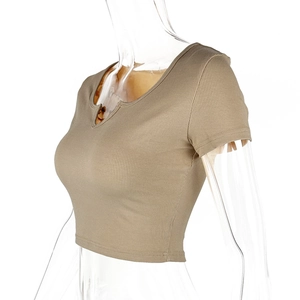 Dettaglio del crop top in cotone a coste kaki con piccolo scollo a V e trama aderente
