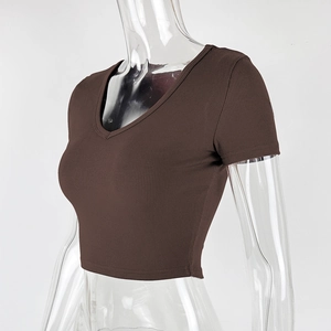 Dettaglio del crop top marrone caffè in maglia a coste con scollo a V e tessuto elastico