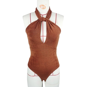 Body marrone allacciato al collo con riflessi metallici e design con scollo a V intrecciato