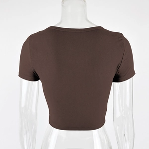 Vista dettagliata della trama a costine sul retro del crop top marrone a maniche corte