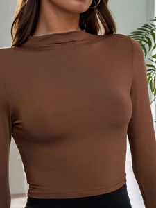 Haut court marron ajusté à col montant et manches longues pour femme en maille côtelée