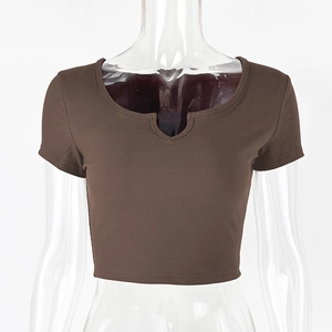 Dettaglio ravvicinato del cotone a coste marrone e dello scollo a V di un crop top slim