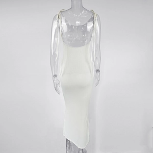 Detailansicht des rückenfreien Designs mit dünnen Trägern am weißen Rippstrickkleid
