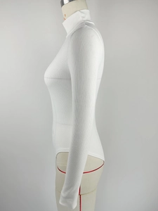 Détail du tissu en coton blanc côtelé et du col roulé de ce body moulant pour femme
