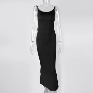 Vorderansicht des schwarzen Rippstrick-Bodycon-Maxikleides mit elegantem rückenfreiem Design