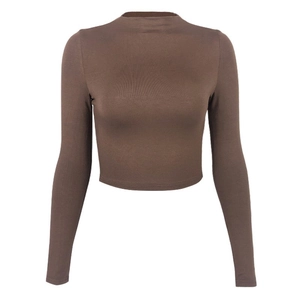 Détail d'un crop top marron à col montant avec manches longues et tissu élastique ajusté