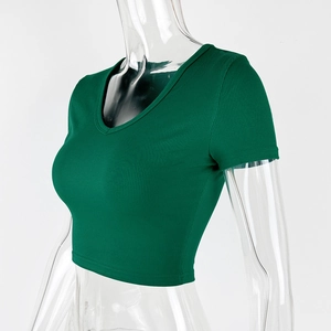Dettaglio del crop top verde scuro con scollo a V, trama a costine e design aderente