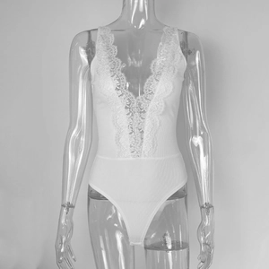 Detail van witte bodysuit met V-hals, geribbelde stof en verfijnde kanten afwerking