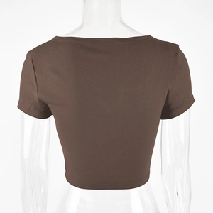 Vista dettagliata del crop top marrone in cotone a coste che mostra la trama sul retro
