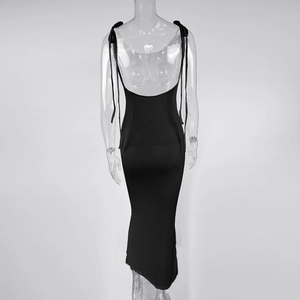 Rückenansicht des gerippten Bodycon-Kleids mit offenem Rücken und verstellbaren Trägern