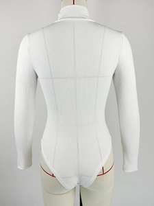 Vue arrière détaillée du body blanc à manches longues côtelé avec coupe ajustée