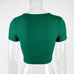 Dettaglio del crop top verde in maglia a coste a maniche corte sul retro di un manichino