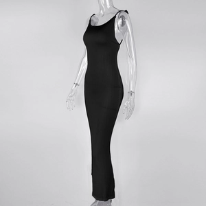 Detailaufnahme des schwarzen gerippten Strickkleids mit schmaler Passform und Textur