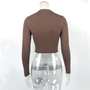 Détail du haut court marron foncé à coupe ajustée avec texture en maille élastique