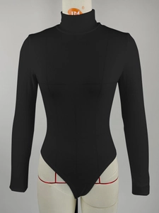 Détail d'un body noir à manches longues avec col montant et texture côtelée