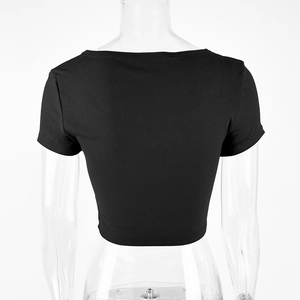 Dettaglio della trama in cotone a costine nere del crop top corto e attillato da donna