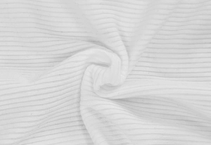 Macro-opname van witte geribbelde stofstructuur met verticale strepen en elastisch materiaal