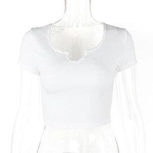 Dettaglio dello scollo a V e della trama in cotone a coste su un crop top bianco