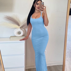 Robe longue moulante bleu ciel en maille côtelée avec de fines bretelles et col U