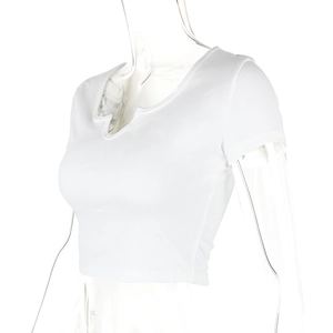 Dettaglio del crop top bianco a coste con scollo a V e trama a maglia fine