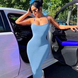 Détail de la robe moulante en maille côtelée bleu clair à fines bretelles et coupe ajustée