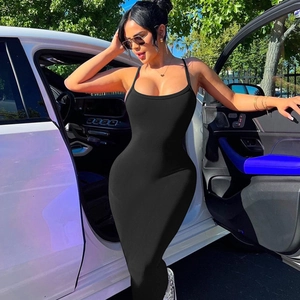 Robe longue moulante en maille côtelée noire à fines bretelles pour une allure chic