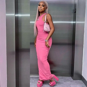 Nahaufnahme des rosa ärmellosen Bodycon-Maxikleides aus geripptem Strick mit Rundhals