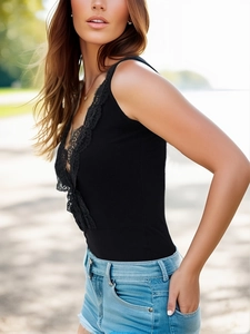 Detail van de zwarte geribbelde bodysuit met diepe V-hals en delicate bloemen kant afwerking