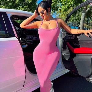 Robe longue moulante rose en maille côtelée avec fines bretelles et texture chic