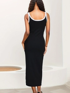 Robe longue noire ajustée en maille côtelée avec liseré contrasté blanc, vue de dos du mannequin