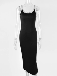 Robe longue moulante en maille côtelée noire avec bordure contrastée blanche sur mannequin