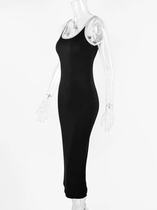 Détail de la robe maxi noire côtelée ajustée avec bordure contrastée blanche au col