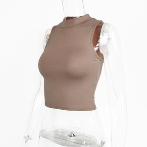 Vue détaillée du haut court sans manches marron café à col montant sur un mannequin