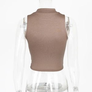 Vue arrière du crop top marron en maille côtelée avec coupe ajustée et col montant