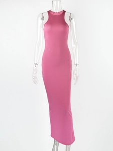 Detail der rosa Rippstrick-Textur bei einem schmal geschnittenen Maxi-Trägerkleid