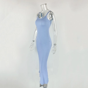 Détail de la robe moulante en maille côtelée bleu clair avec fines bretelles et coupe slim