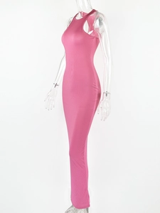 Nahaufnahme der rosa Rippstrick-Textur eines ärmellosen Bodycon-Maxikleides für Damen