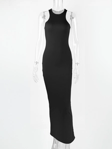 Detaillierte Nahaufnahme des elastischen Rippstrick-Stoffs eines schwarzen Bodycon-Maxikleids