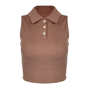 Détail du tissu en maille côtelée et du col polo sur ce top court sans manches pour femme