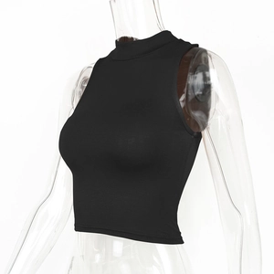 Détail de profil d'un crop top noir ajusté avec col montant et design sans manches