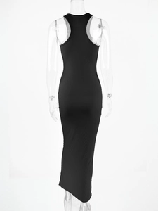 Details des Racerback-Designs und der Rippstruktur am schwarzen ärmellosen Maxikleid