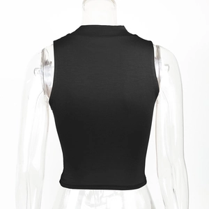 Vue arrière du crop top noir ajusté avec un col montant sans manches sur un mannequin