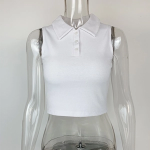 Détail du débardeur polo blanc en maille côtelée avec col classique et boutons