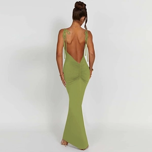 Détail de la robe longue dos nu vert olive avec dos froncé et fines bretelles fines