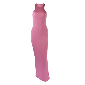 Eng anliegendes rosa ärmelloses Strick-Maxikleid mit Rippstruktur auf weißem Hintergrund