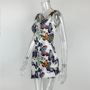 Detalle de minivestido sin mangas con abertura e impresos de mariposas y periódicos