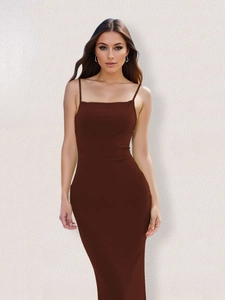 Détail d'une robe moulante marron foncé avec bretelles spaghetti et design froncé