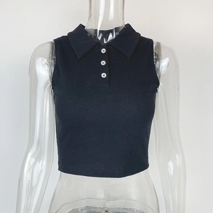 Détail du tissu en maille côtelée et des boutons blancs sur un haut court polo noir