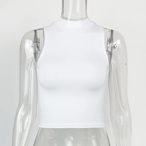 Vue détaillée du crop top blanc sans manches à col montant sur un mannequin